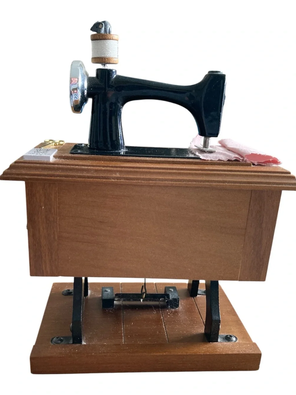 Berkley DesignVintage-Style Sewing Machine Music Box that plays ‘Buttons & Bows’